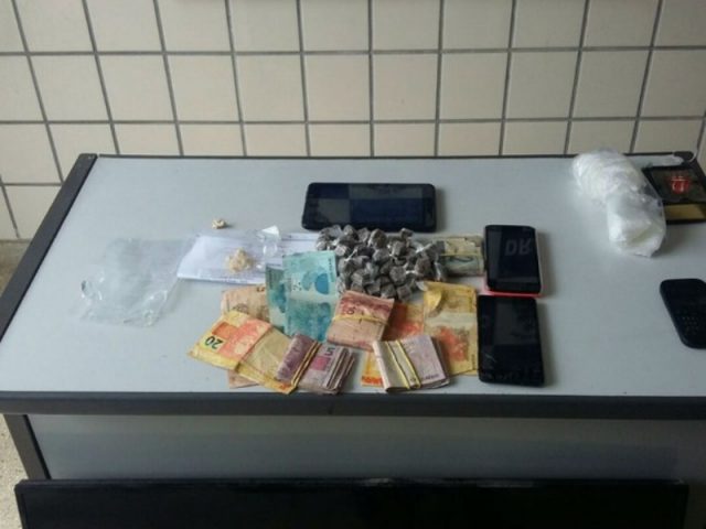 Polícia encontrou drogas e dinheiro no imóvel do homem preso.  (Foto: Ronildo / Teixeira News)