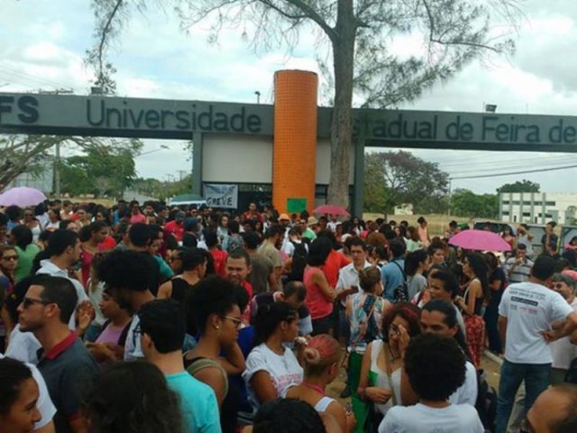 Estudantes protestam em frente à entrada da Uefs nesta quinta-feira (Foto: Reprodução/A Tarde)