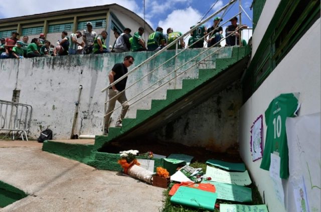 Estádio da Chape, que já recebe homenagens, deve receber velório coletivo (foto: Nelson Almeida/AFP)