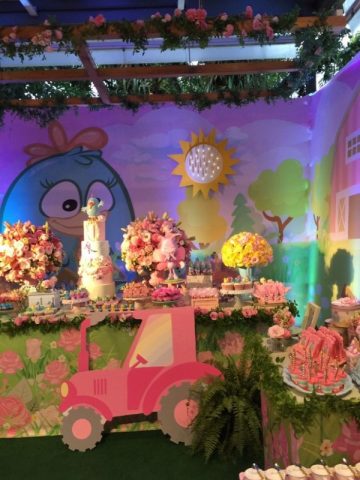 A decoração da festa, organizada por Lorena Duque, da Lorena Duque Festas, era repleta de flores em todos os locais. (Foto: Thalita Castanha/Instagram)