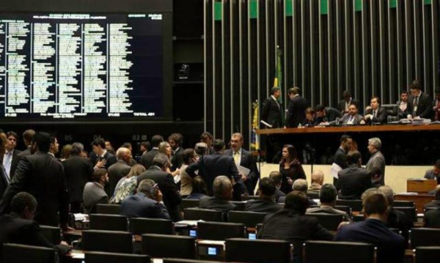 A votação contabilizou 263 votos a favor, 106 contra e três abstenções. Foto: Fabio Rodrigues Pozzebom/Agência Brasil.