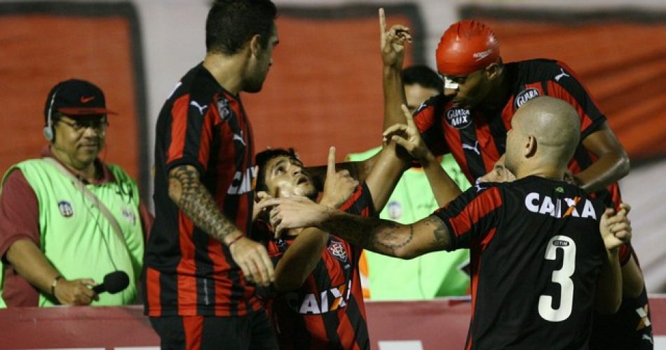Jogadores comemoram bom desempenho na partida. (Foto: Lúcio Távora / Agência A Tarde)