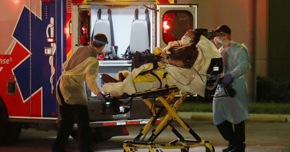 Paciente é retirado de ambulância no Broward Health Medical Center, em Fort Lauderdale, na Flórida, na quinta-feira (2) — Foto: Joe Raedle/Getty Images/AFP