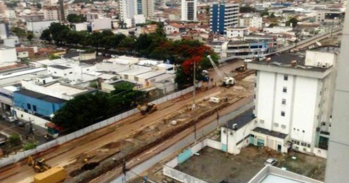 Obras do BRT na avenida Maria Quitéria.