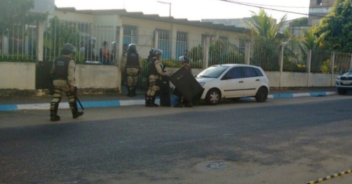 Area em frente ao local chegou a ser isolada, mas a polícia controlou a situação. Foto: Danuse Cunha/Itamaraju Notícias.