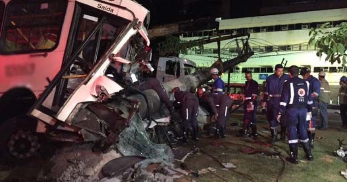 Samu informou que cerca de 20 pessoas ficaram feridas no acidente. Foto: Giana Mattiazzi/Tv Bahia.