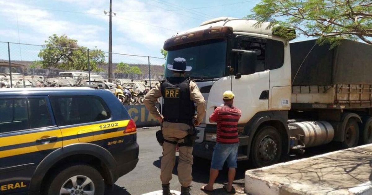 Condutor foi levado para a Delegacia de Polícia Civil. Foto: Divulgação/PRF-BA.