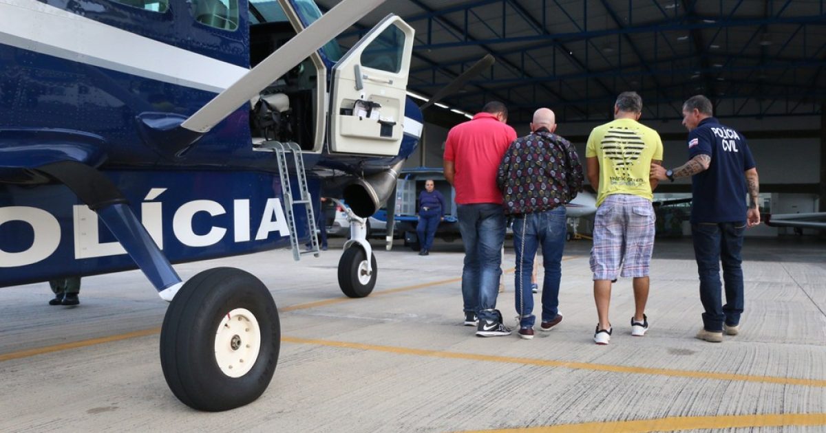 Presos chegaram a Salvador nesse sábado (17). Foto: Alberto Maraux/SSP-BA.