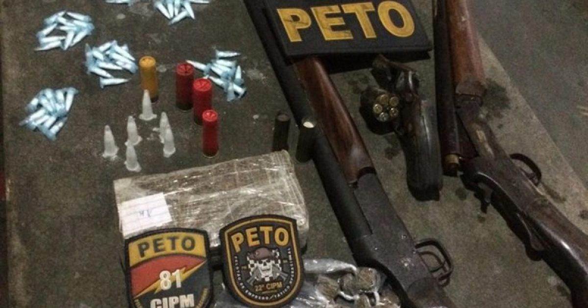 Rifle, espingardas e revolver foram apreendidos com os criminosos. Foto: Divulgação/SSP.