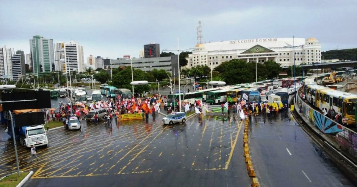 Em Salvador, mobilização foi convocado pela Central Única dos Trabalhadores (CUT) e pelas Frentes Brasil Popular e Povo Sem Medo. Foto: Henrique Mendes/G1.