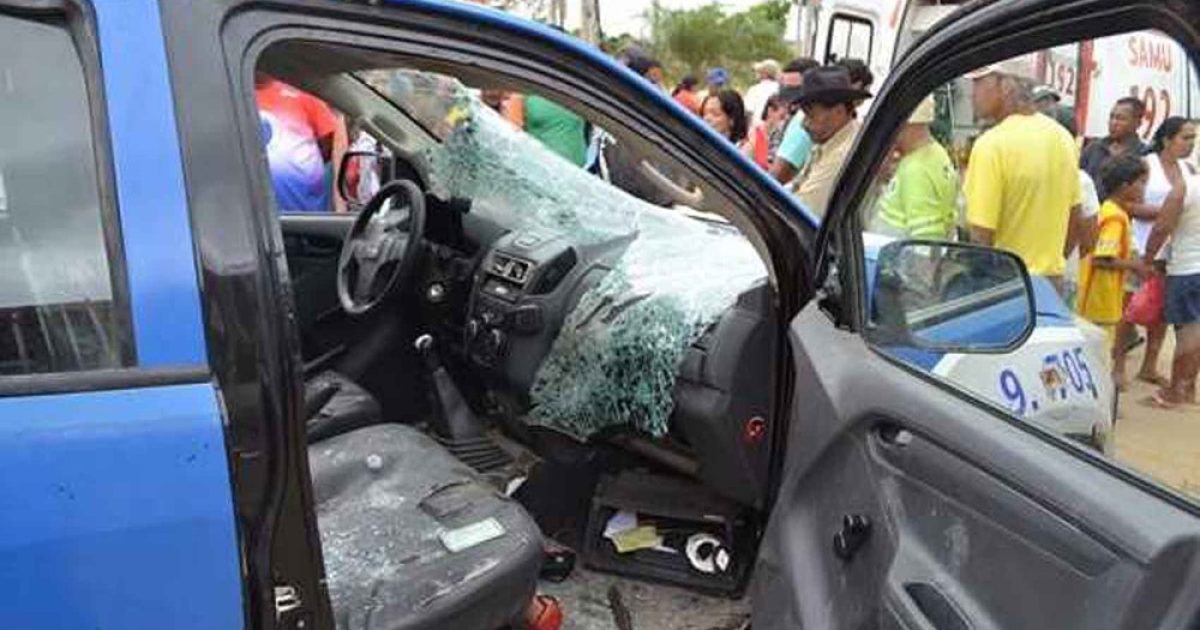 Viatura teve vidro da frente destruído com ataque de homem (Foto: Estevão Silva/ Guarananet.com)