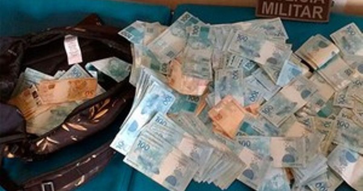 Dinheiro apreendido pela Polícia Militar com
suspeitos de estelionato no sul da Bahia. Foto: Divulgação/PM.