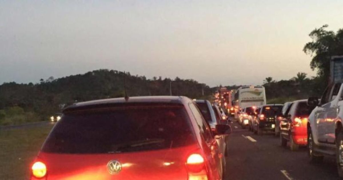 Congestionamento chegou a cerca de oito quilômetros. Foto: Cidadão Repórter/Via WhatsApp.