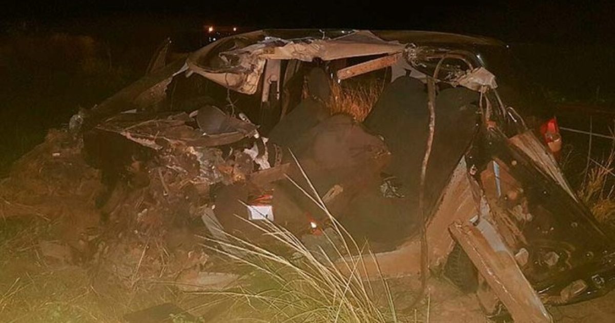 Carro envolvido em acidente na BR-020 ficou destruído e motorista morreu. Foto: Weslei Santos/Blog do Sigi Vilares.