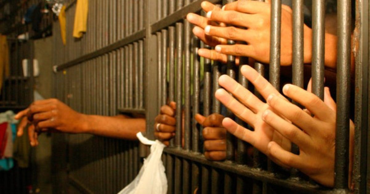 Devido à falta de condições para abrigar os detentos, a unidade foi interditada. *Foto: correio24horas.com.br.
