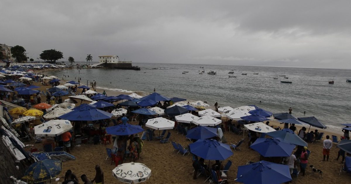 Porto da Barra ficou cheio, mesmo com chuva (Foto: Arisson Marinho.