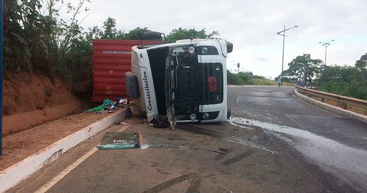 Com o acidente, um poste foi derrubado. Foto: Andrea Silva/TV Bahia.