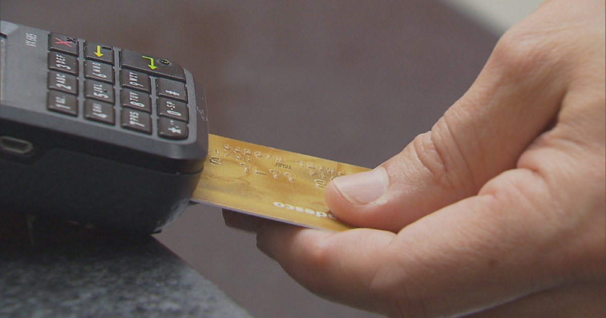 Cliente passa cartão de crédito em máquina de pagamento. — Foto: TV Globo/Reprodução
