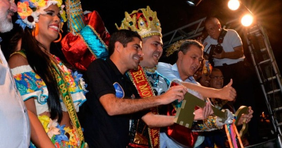 Prefeito ACM Neto entrega as chaves da cidade ao Rei Momo. Foto: Elias Dantas.