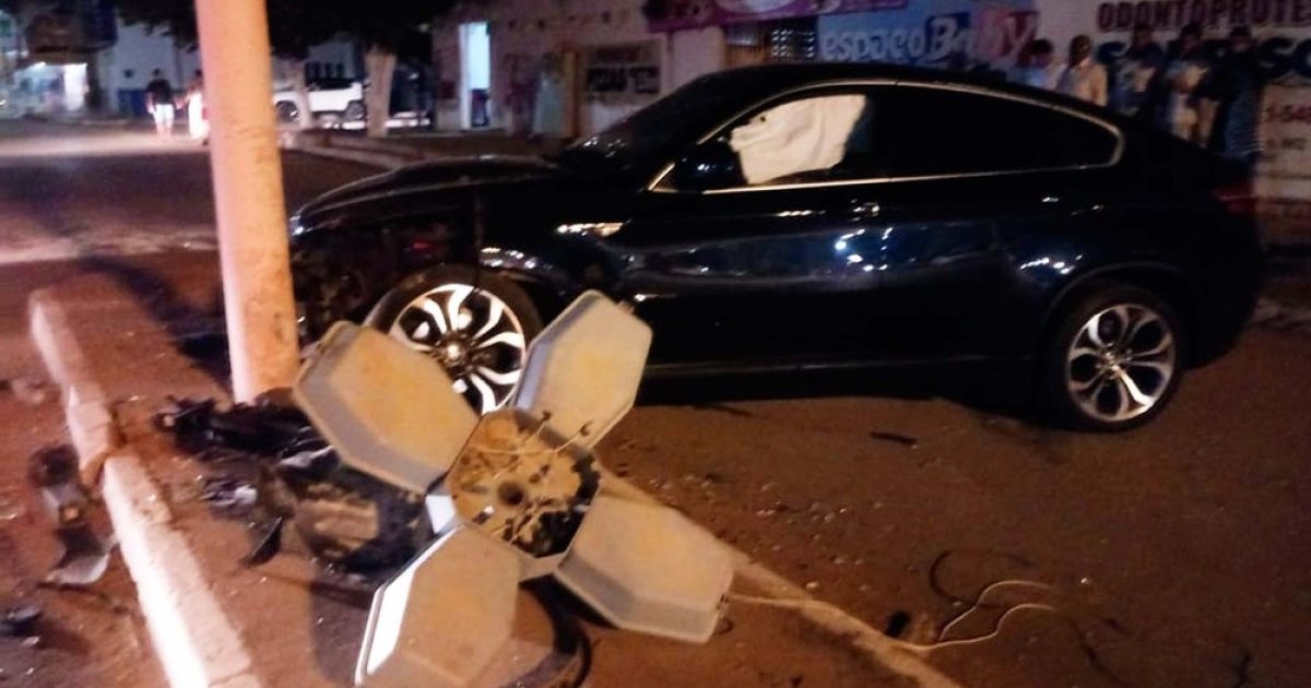 Poste ficou destruído e o suporte que sustenta as lâmpadas caiu. Foto: Jadiel Luiz/Blog Sigi Vilares.