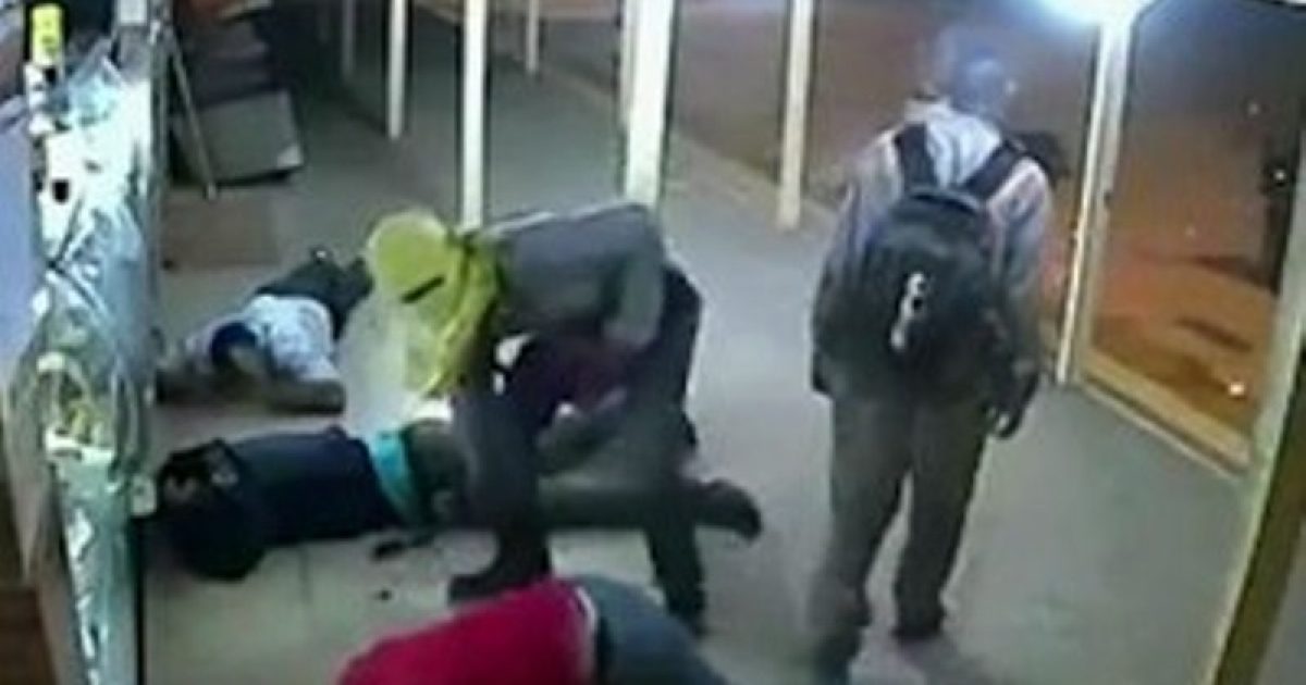 Vítimas do assalto precisaram ficar deitadas no
chão. Foto: Imagem/Tv Bahia.