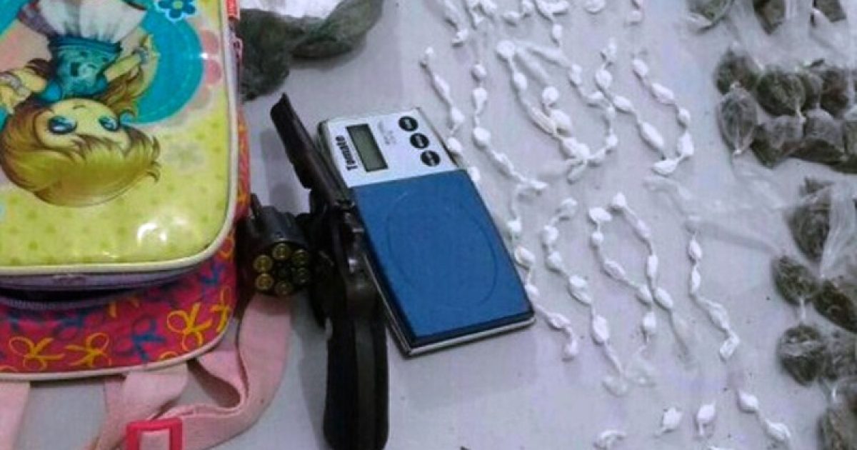 Os entorpecentes somavam 114 trouxas de maconha, 115 pinos de cocaína embalada e mais 51 gramas prontas para comercialização. Foto: Divulgação/Polícia Militar.