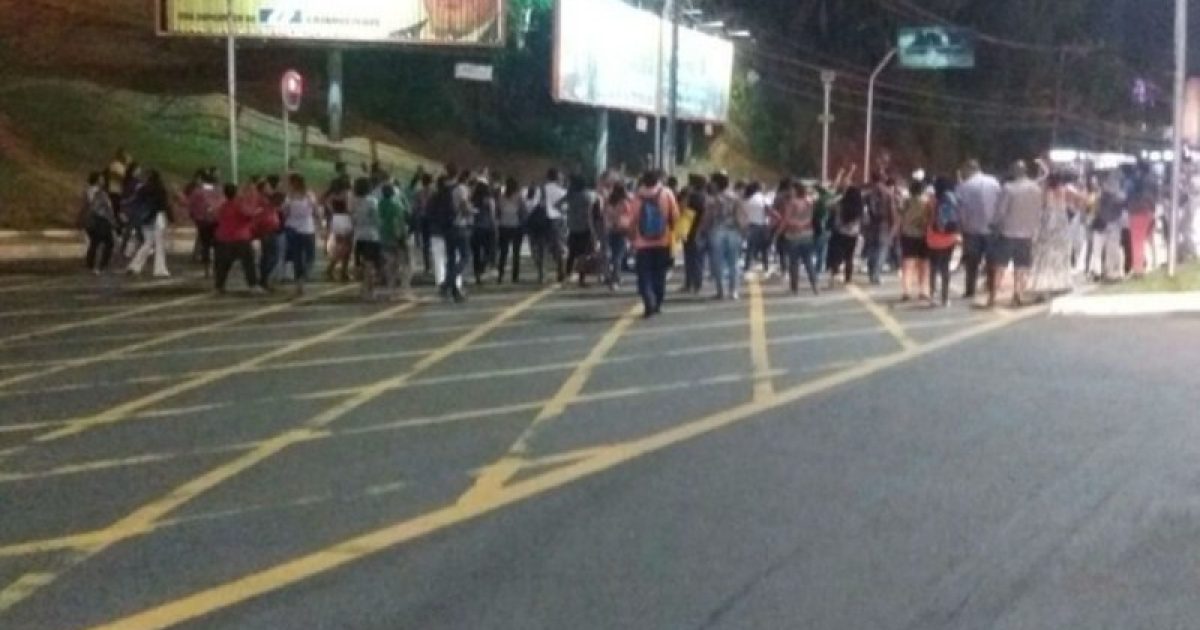 Estudantes realizaram manifestação na Av. ACM. Foto: Divulgação/Transalvador.