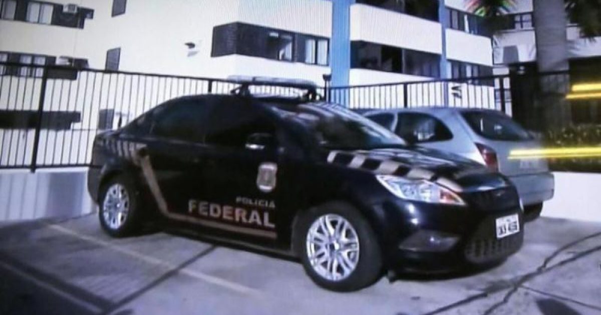 Alguns policiais cumprem mandado no bairro da Federação. Imagem: Reprodução/TV Bahia.