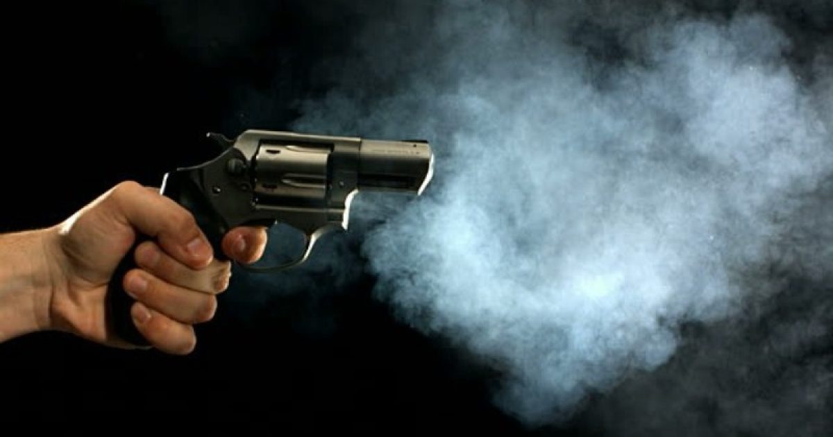 Vítima foi surpreendida por dois homens armados, que fugiram após os disparos. Foto: nossametropole.com.br.