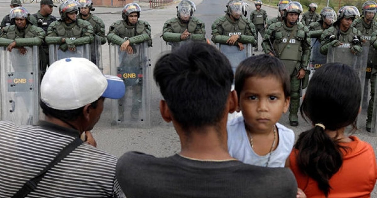 Soldados da Guarda Nacional Bolivariana impedem a passagem de pessoas na fronteira da Venezuela com o Brasil