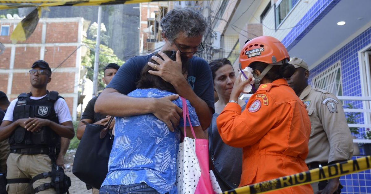 Equipes que atuam na busca e resgate de pessoas após o desabamento dos dois prédios na comunidade da Muzema, continuam as buscas. Tânia Rêgo/Agência Brasil