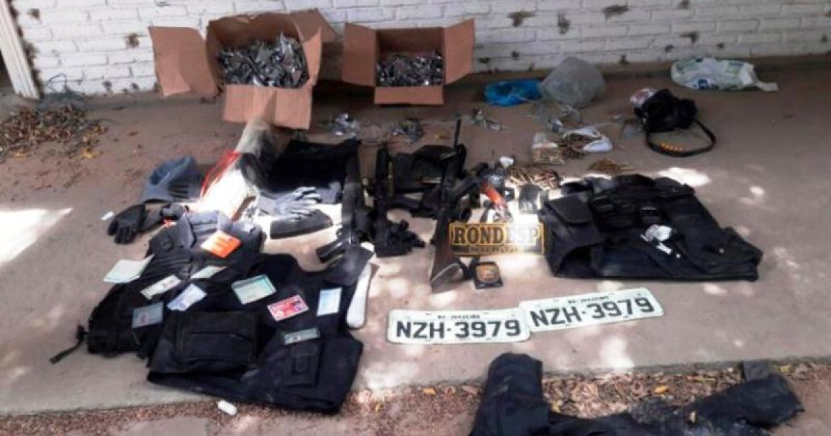 Explosivos, fuzis, pistola, revólveres, coletes balísticos, ‘miguelitos’ e placas veiculares foram apreendidos. Foto: Divulgação/SSP-BA.