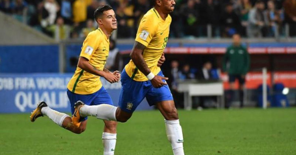 Philippe Coutinho (E) e Paulinho foram os autores dos gols da Seleção sobre o Equador. Foto: Nelson Almeida.