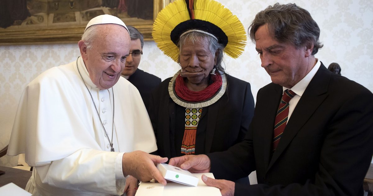 Papa Francisco troca presentes com o líder indígena brasileiro Raoni durante uma audiência privada no Vaticano nesta segunda-feira (27) — Foto: Vatican Media / AFP