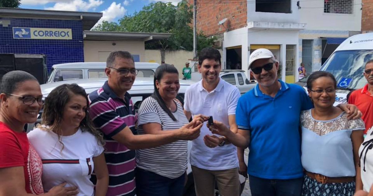 Conselheiros tutelares recebendo a chave do carro das mãos do pref. Luedson Soares, Dep. fed. Cláudio Cajado (PP), e do ouvidor geral Carlos Geilson.