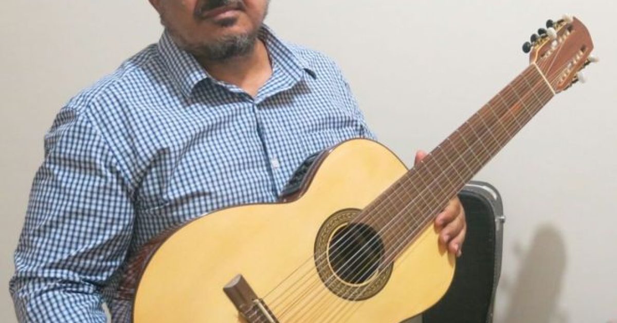 Reinaldo Casteluzzo com sua invenção: um violão de 12 cordas, que pode ser tocado com uma só mão