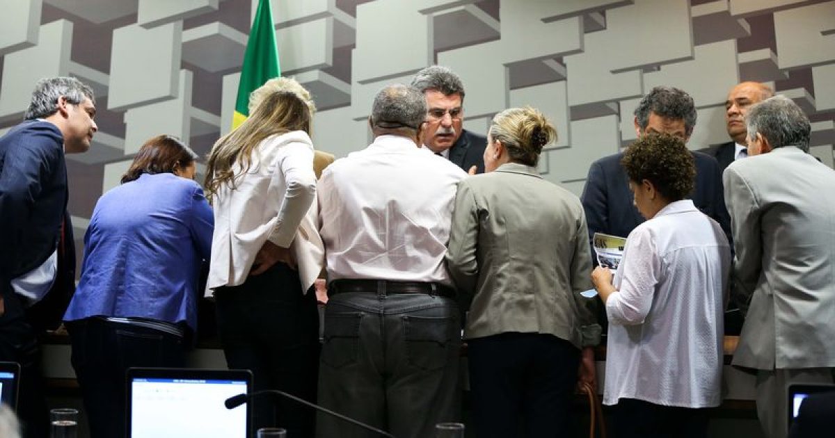 Senadores da base e da oposição fecham acordo com o líder do governo, Romero Jucá, para votar a reforma trabalhista (Foto: Marcelo Camargo/Agência Brasil)