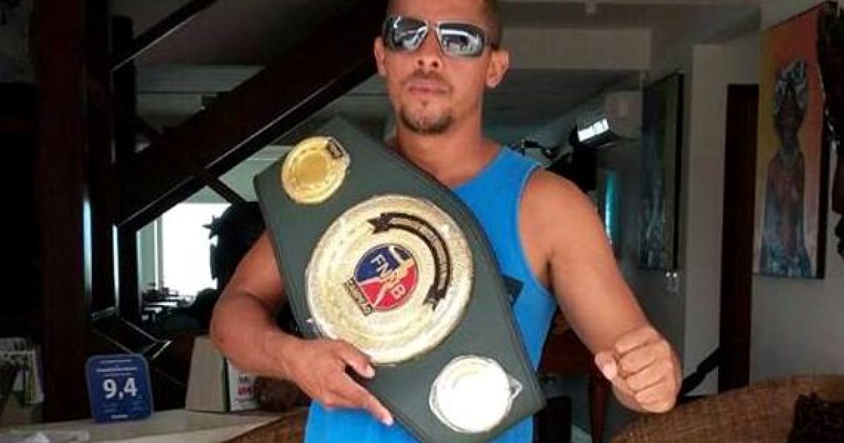 Roger Guerreiro exibe cinturão do  título de Campeão Norte-Nordeste de Boxe Profissional, Categoria Médio ligeiro 
(Foto: Divulgação)