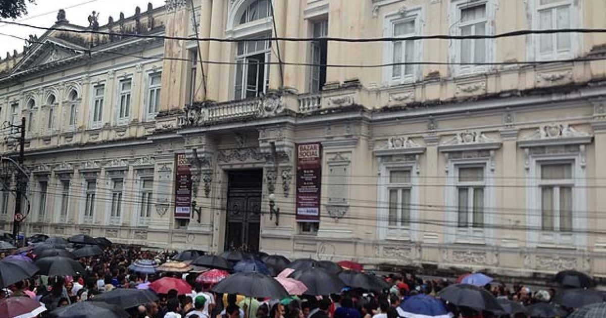 Muitas pessoas não estão conseguindo entrar no local. Foto: Juliana Cavalcante/ Tv Bahia.