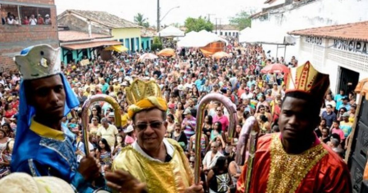 O tradicionalíssimo Cortejo de Reis ganha as ruas do distrito e blocos carnavalescos, no domingo. (Foto: Divulgação/Secom)