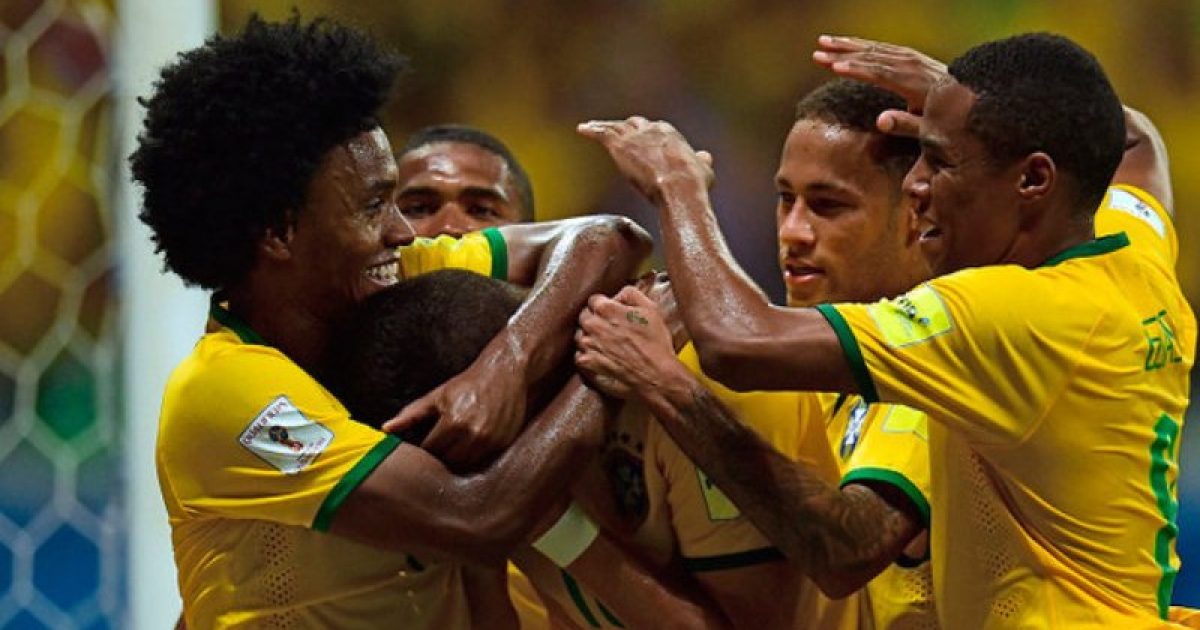 Jogadores comemoram triunfo na Arena Fonte Nova. Foto: AFP.