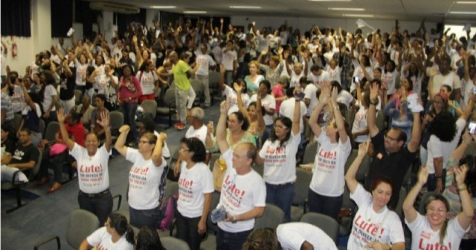 Assembleia geral onde os servidores decidiram pela greve. Fotos: Carlos Américo Barros