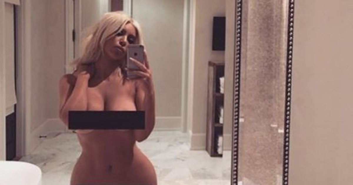 Kim Kardashian aparece completamente nua, coberta apenas pelas duas tarjas pretas nas partes íntimas (Foto: Reprodução/Instagram)