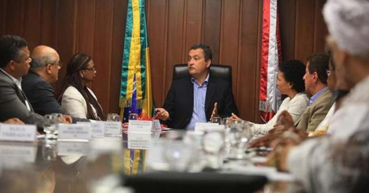 Ministra Nilma Lino Gomes (e) ouvi as declarações do governador Rui Costa. Foto: Joá Souza.