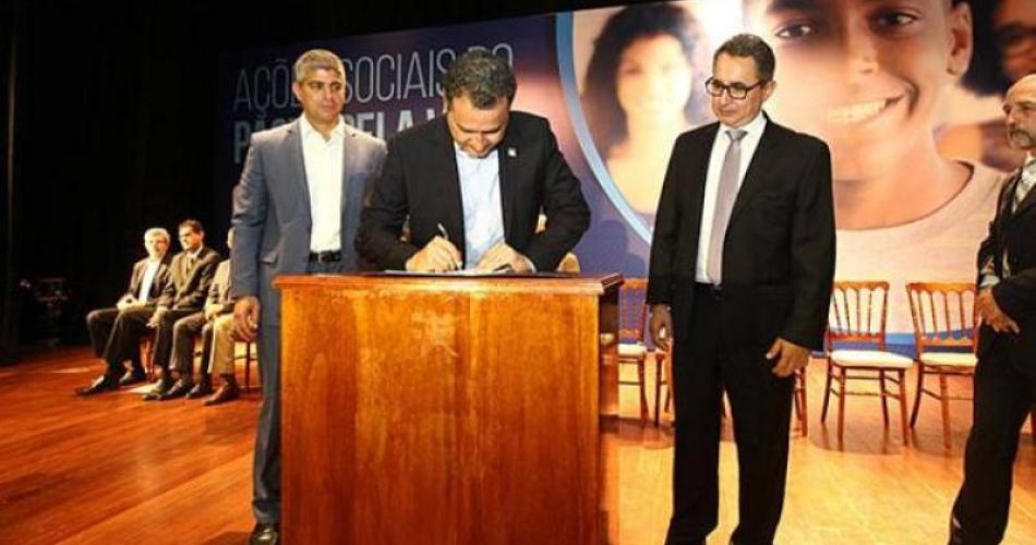 Governador assinou pacote de medidas na Arquidiocese, no Garcia. Foto: Carol Garcia/Govba.