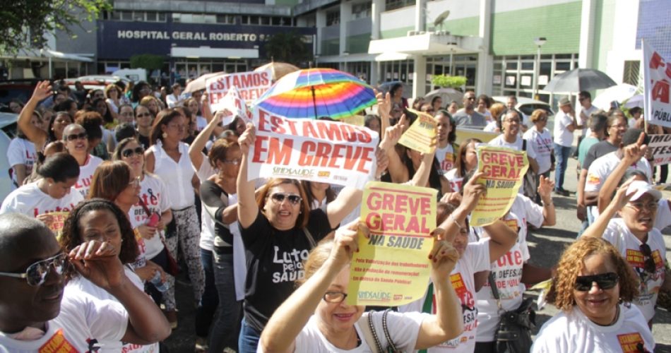 Manifestação realizada em frente ao Hospital Roberto Santos nesta terça (28). Foto: sindsaudeba.org.br.
