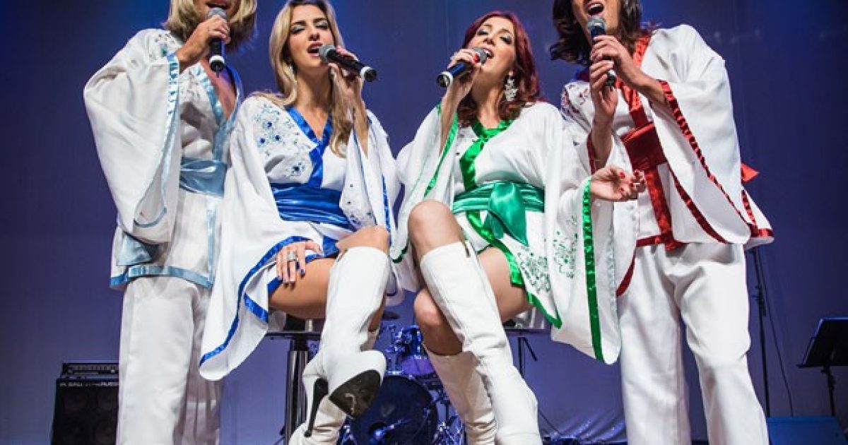 Cantores revivem os maiores sucessos do grupo como “Dancing Queen”. Foto: Divulgação.