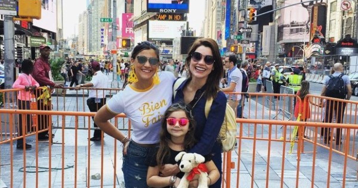 Em um clique compartilhado por Giulia Costa, as três aparecem na Times Square (Foto: Reprodução/Instagram)