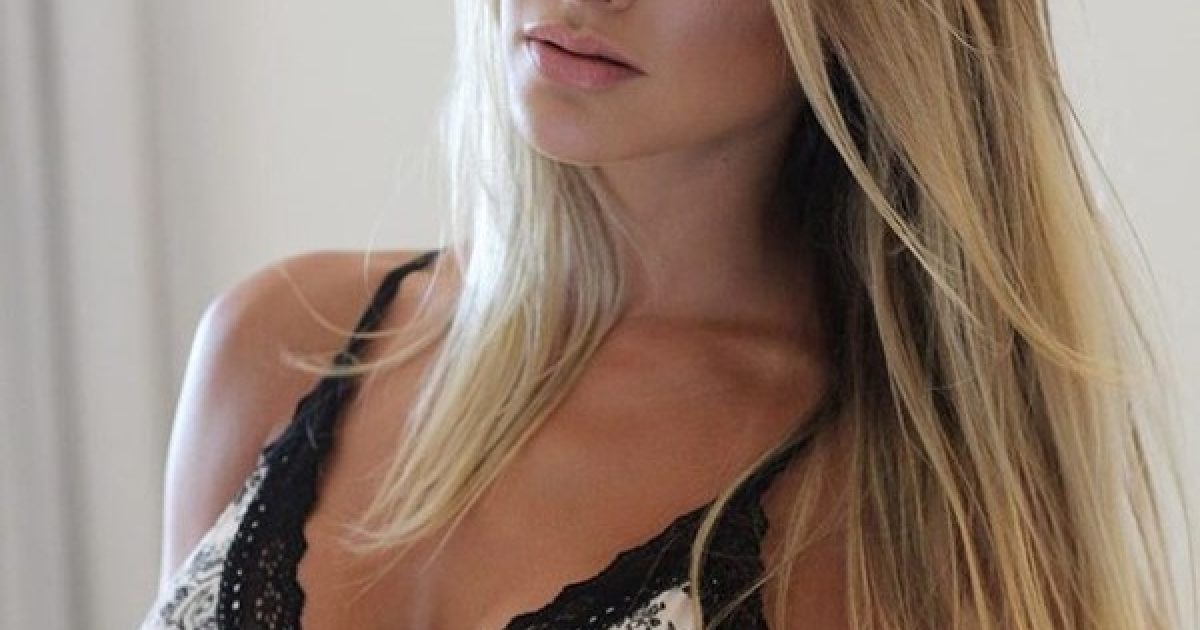 "Boa noite, gente! lingerie estampada com renda preta da minha nova coleção", escreveu a modelo  (Foto: Reprodução/Instagram)