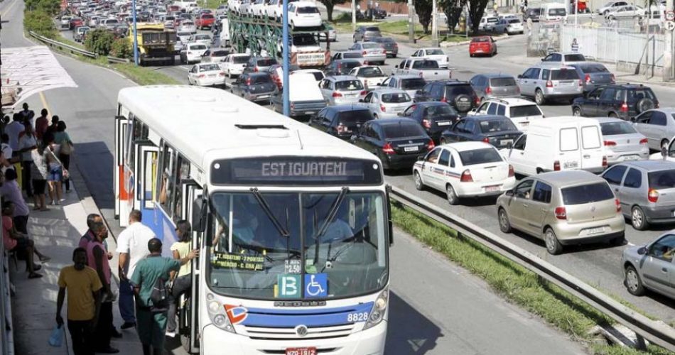 FOTO EMBARGADA PARA A CIDADE DE SALVADOR, BA.
Os rodoviários do estado da Bahia decidiram encerrar a greve de ônibus que já durava três dias, durante assembléia extraordinária, realizada na manhã deste sábado (26), no Sinergia. Os rodoviários aceitaram uma nova proposta patronal que além do reajuste de 7,5% no salário, ticket de R$11,2, e retorno do qüinqüênio, estabeleceu o parcelamento do desconto dos dias parados. 
Foto: Eduardo Martins | Ag. A Tarde
 / Futura Press